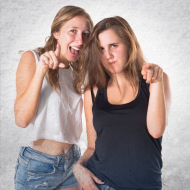 Öne doğru işaret eden kızlar