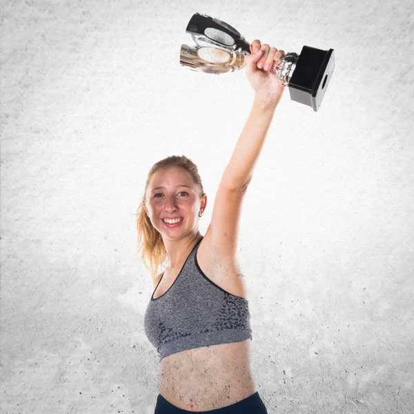 Ragazza sportiva in possesso di un trofeo — Foto Stock