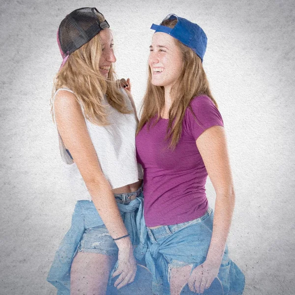 Zwei Freunde mit ihren Skateboards — Stockfoto