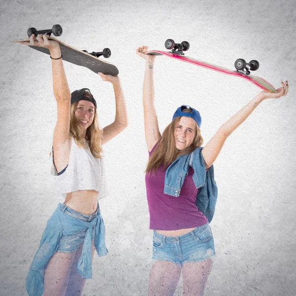 Due amici con i loro skateboard — Foto Stock