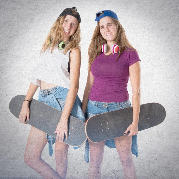 Dois amigos com seus skates — Fotografia de Stock