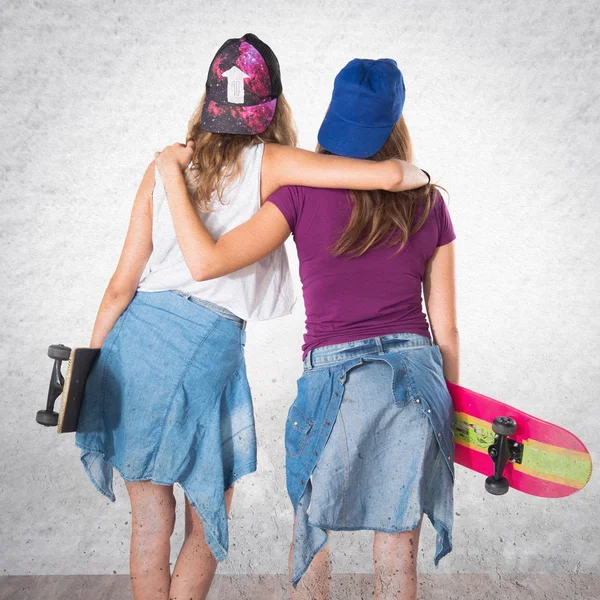 Dois amigos com seus skates — Fotografia de Stock