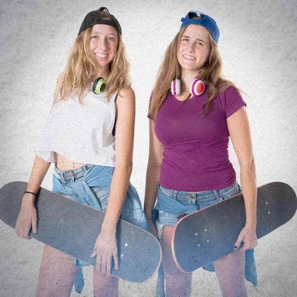 Två vänner med sina skateboards — Stockfoto