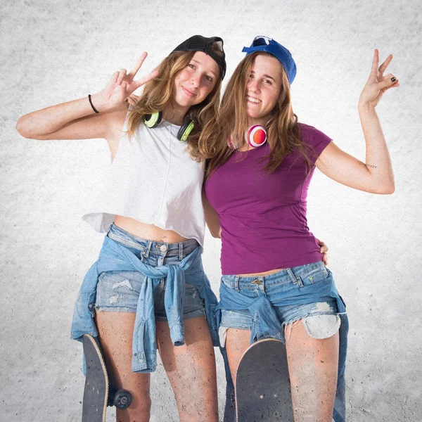 Δύο φίλοι με τους skateboards κάνει νίκη χειρονομία — Φωτογραφία Αρχείου