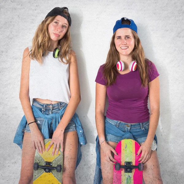 Δύο φίλοι με τους skateboards — Φωτογραφία Αρχείου
