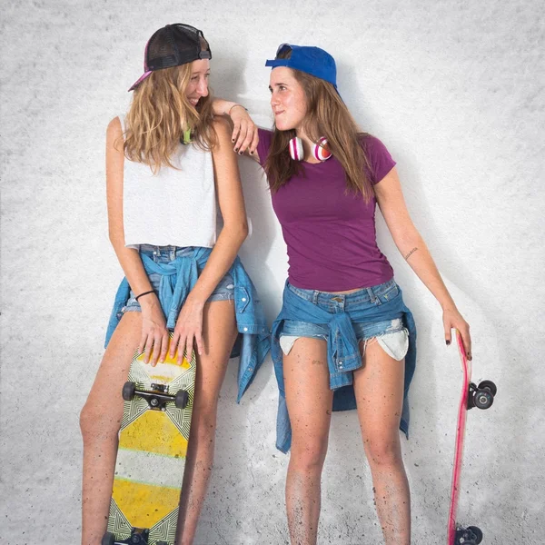 Dois amigos com seus skates — Fotografia de Stock