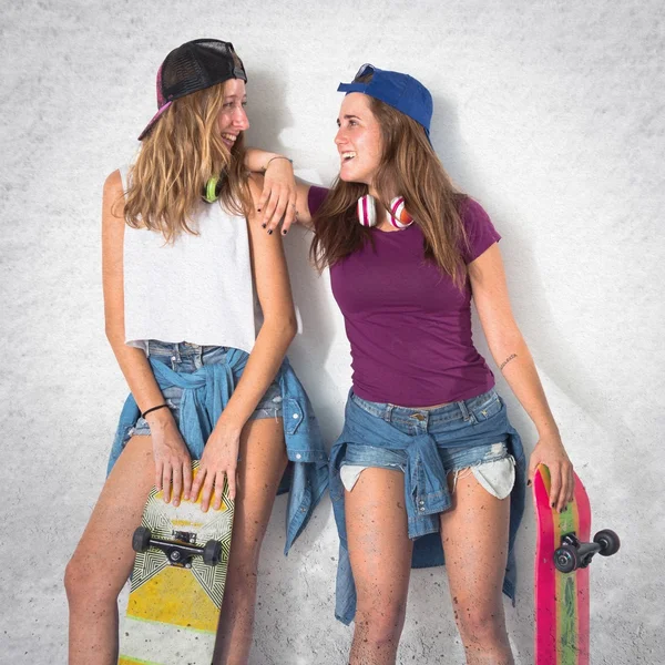 Dos amigos con sus patinetas — Foto de Stock