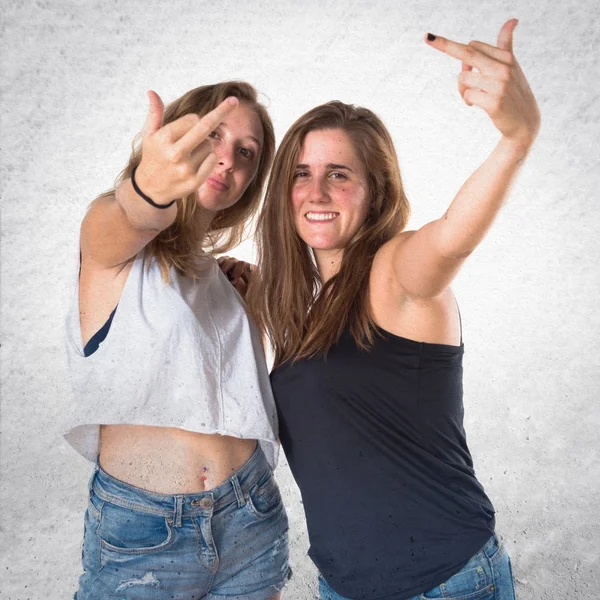 Dos amigos haciendo un gesto de cuerno —  Fotos de Stock