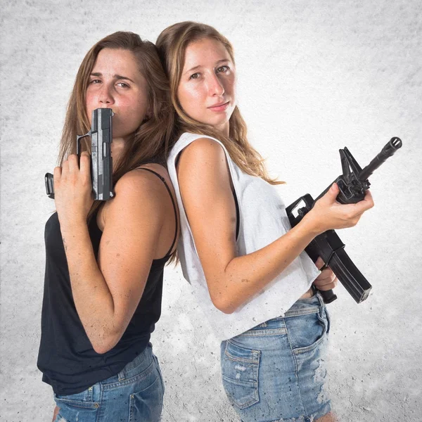 Друзья с пистолетом в руках — стоковое фото