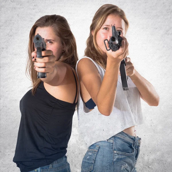 Amigos segurando uma SMG e uma arma — Fotografia de Stock