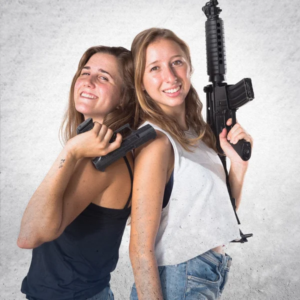 Друзья с пистолетом в руках — стоковое фото