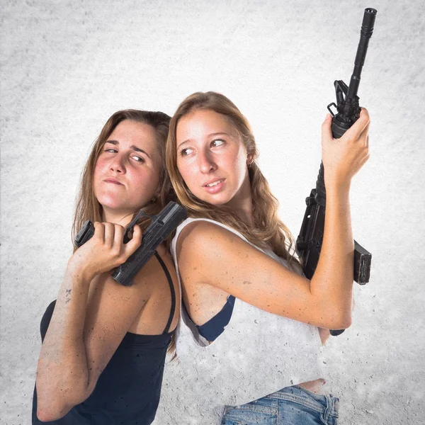 Amigos segurando uma SMG e uma arma — Fotografia de Stock