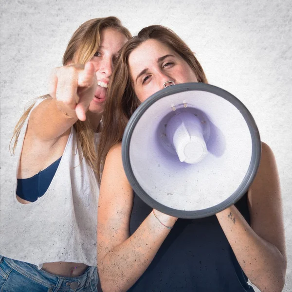 Amigos gritando por megáfono — Foto de Stock