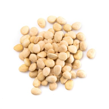 Beyaz arka plan üzerinde kurutulmuş meyve