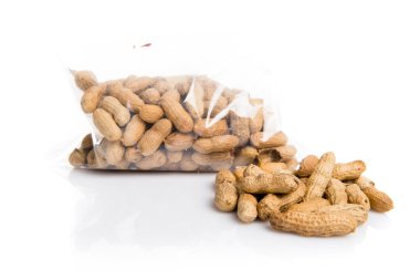 Beyaz arka plan üzerinde kurutulmuş meyve