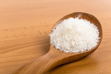 Beyaz arka plan üzerinde kurutulmuş meyve