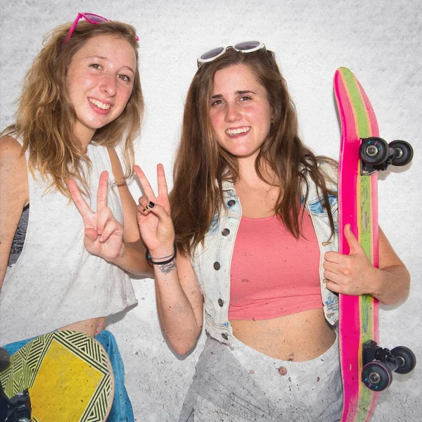 Två vänner med sina skateboards gör seger gest — Stockfoto