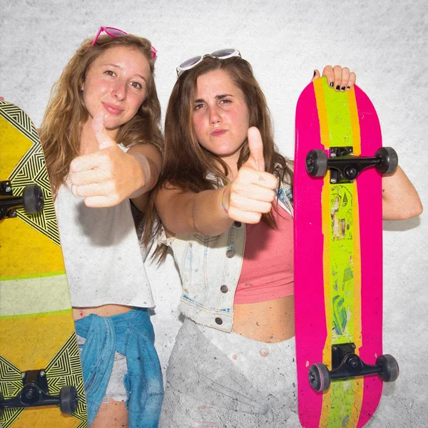 Δύο φίλοι με τους skateboards με μπράβο — Φωτογραφία Αρχείου