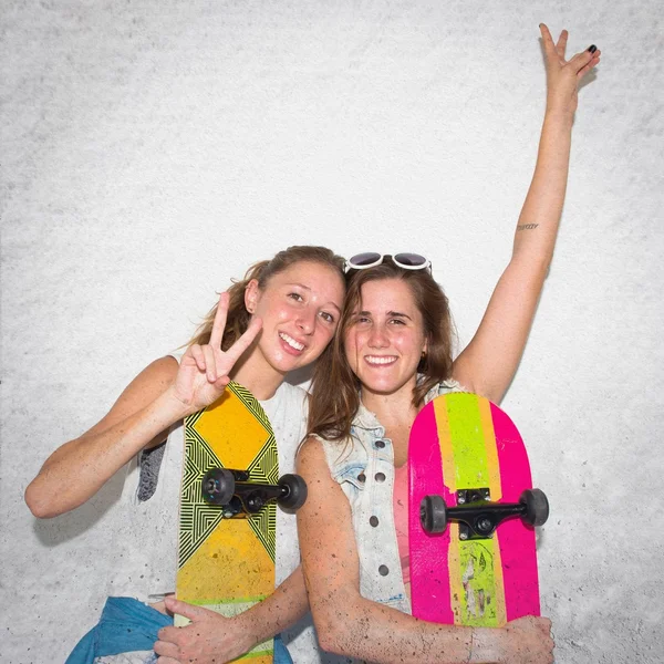 Two friends with their skateboards doing victory gesture — Stock Photo, Image