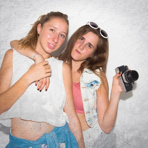 Chicas sosteniendo una cámara —  Fotos de Stock