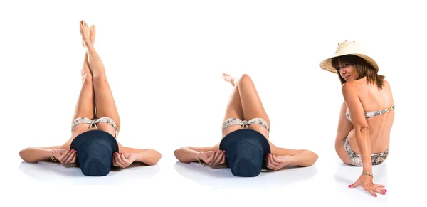 Женщина в бикини лежит на полу — стоковое фото