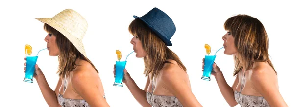 Žena v plavkách pít koktejl — Stock fotografie