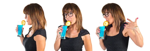 Vrouw een koude cocktail drinken — Stockfoto