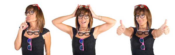 Mujer con muchas gafas con el pulgar hacia arriba — Foto de Stock