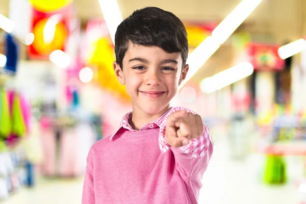 Niño señalando hacia el frente —  Fotos de Stock