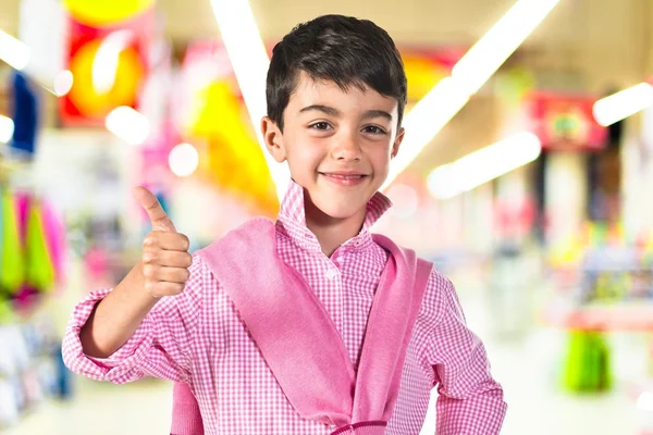 Niño con el pulgar hacia arriba —  Fotos de Stock