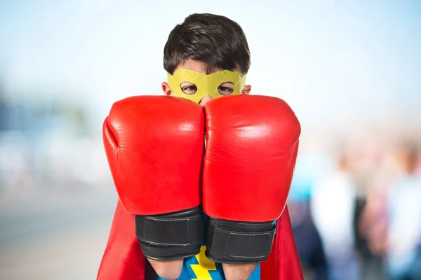 Dziecko ubrane jak superbohatera — Zdjęcie stockowe