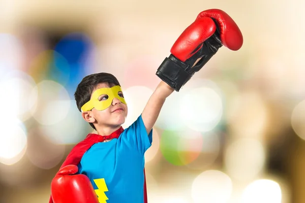 Dítě se oblékal jako superhrdina s Boxerské rukavice — Stock fotografie