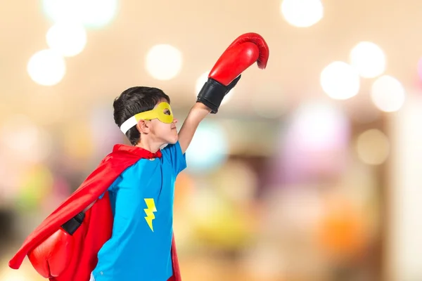 Niño vestido como superhéroe con guantes de boxeo —  Fotos de Stock