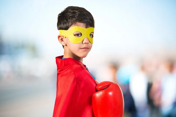 Jistý dítě oblečený jako superhrdina s Boxerské rukavice — Stock fotografie