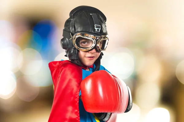 Pewny siebie, dziecko ubrane jak superbohater o Rękawice bokserskie — Zdjęcie stockowe