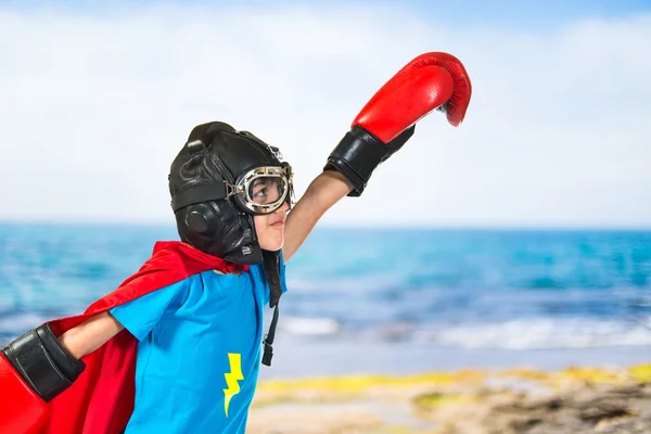 Dziecko ubrane jak superbohater o Rękawice bokserskie — Zdjęcie stockowe