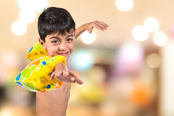 Junge macht Schwimmgeste — Stockfoto