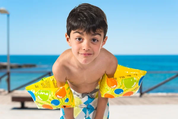 Glückliches Kind im Badeanzug — Stockfoto