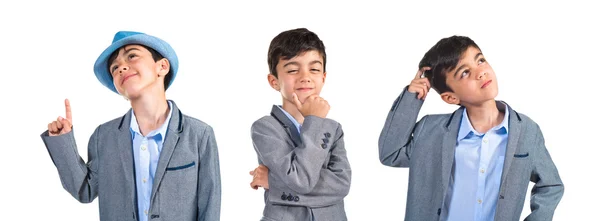 Enfant réfléchissant sur fond blanc — Photo