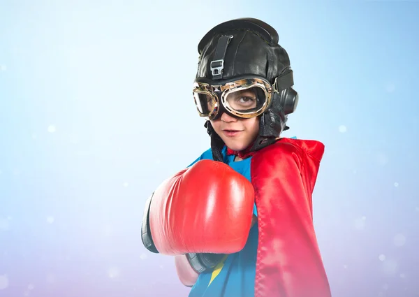 Niño seguro vestido como superhéroe con guantes de boxeo —  Fotos de Stock