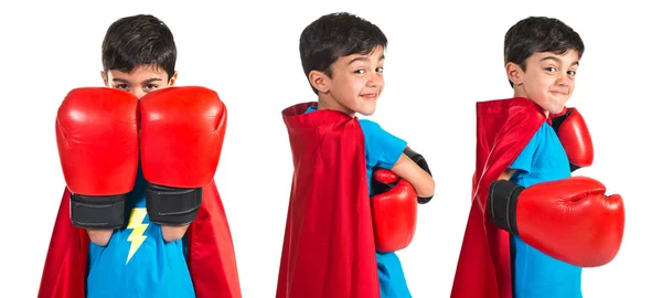 孩子穿得像超级英雄给一拳 — 图库照片
