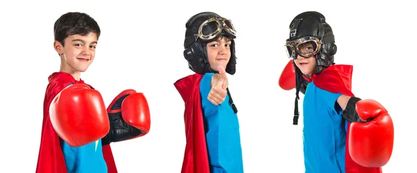 Criança vestida de super-herói com luvas de boxe — Fotografia de Stock