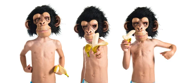 Enfant avec masque de singe tenant une banane — Photo