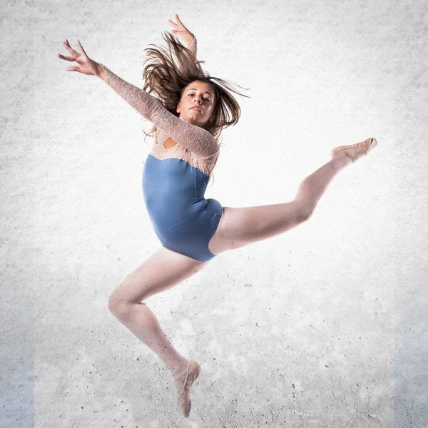 Adolescente chica bailarina saltando —  Fotos de Stock