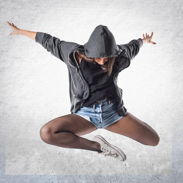 Dançarina de hip-hop adolescente pulando — Fotografia de Stock