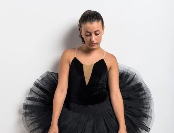 Jeune danseuse de ballet en studio — Photo