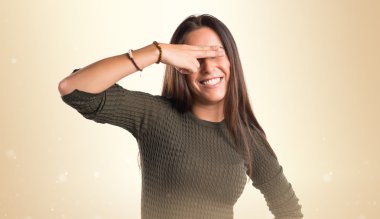 Kadın gözlerini kapatıyor.