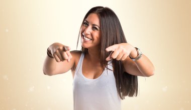 öne doğru işaret eden kadın