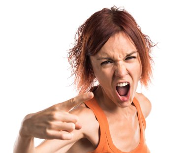 Kızıl saçlı kadın beyaz arka plan üzerinde