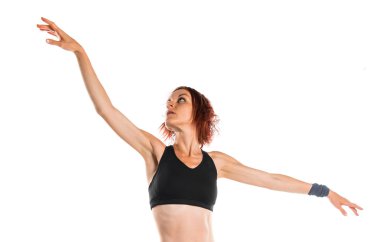 Kızıl saçlı kadın beyaz arka plan üzerinde